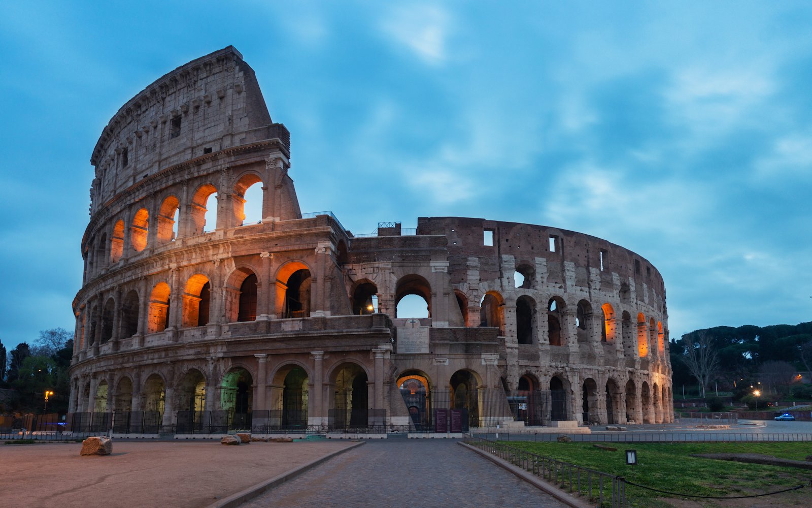 Roma'da Kolezyum ve tarihi şehir dokusu