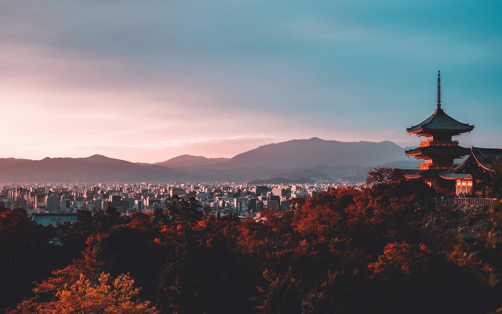 Kyoto'da tapınak ve gün batımında şehir manzarası