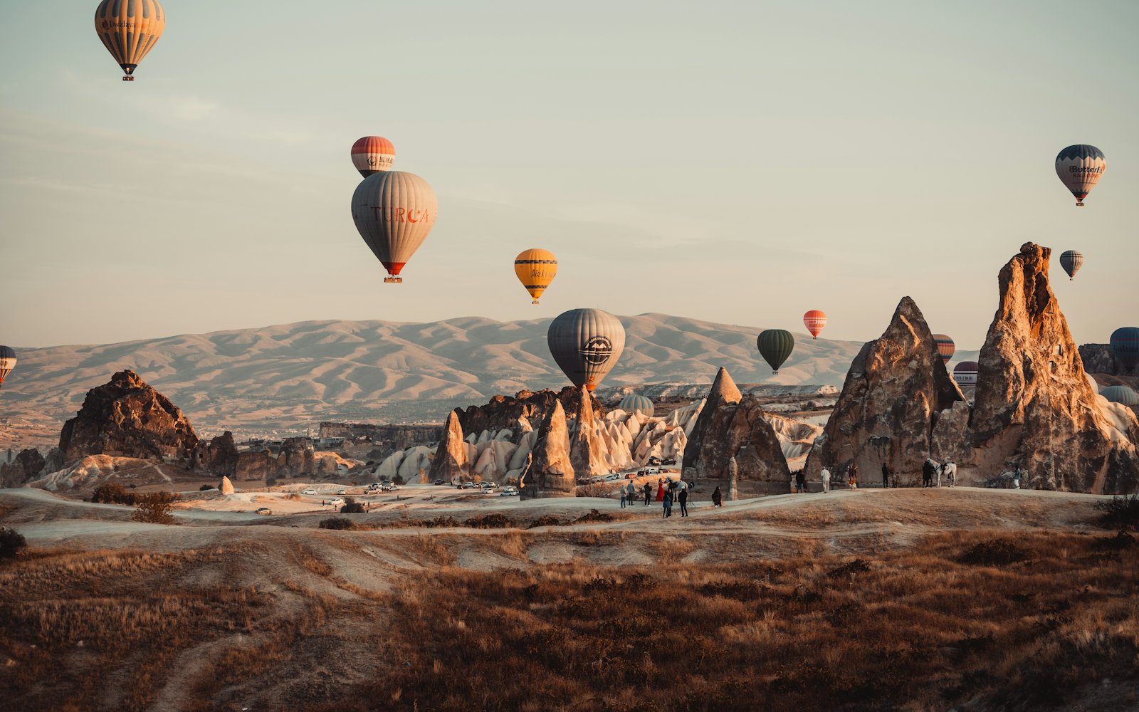 Göreme çevresinde peri bacaları ve kaya oluşumları